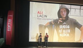 Ali Lacin im Interview auf der Bühne bei der European Outdoor Film Tour