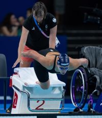 Gina Böttcher springt vom Startblock ins Wasser