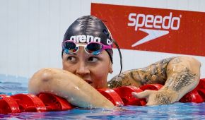 Denise Grahl hängt nach dem Rennen ausgepowert über der Leine im Schwimmbecken
