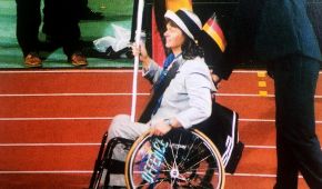 Heidie Kirste mit der deutschen Fahne in der Hand bei der Eröffnungsfeier in Sydney 2000