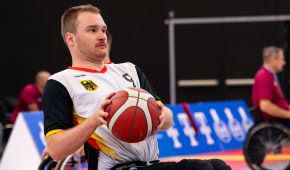 Lukas Gloßner mit dem Basketball in der Hand