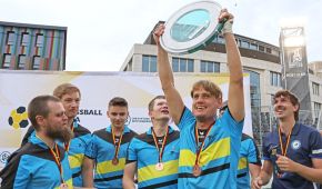 Gruppenbild mit der Meisterschale Sportfreunde Blau-Gelb Blista Marburg. Die Spieler jubeln über die Meisterschaft 2026.