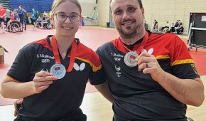 Mikolaschek und Brüchle zeigen ihre Silbermedaille