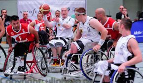 Foto Copyright Uli Gasper. Dirk Passwian (#11) sucht im Spiel gegen die Türkei eine Anspielstation.