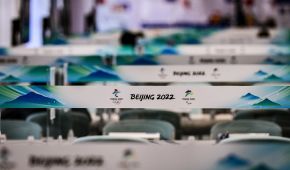 Eine Reihe von Absperrbändern mit dem Logo der Paralympics in Peking 2022