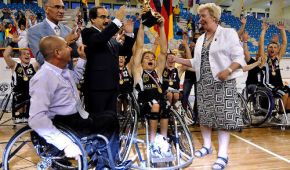 WM-Pokalübergabe an Kapitän Christopher Huber, links IWBF-Präsident