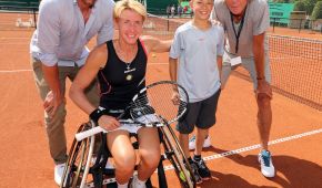 Sabine Ellerbrock demonstrierte eindrucksvoll ihre Sportart bei den 22. GERRY WEBER OPEN, mit dabei (von links): Christoph Metzelder (Fußball-Vizeweltmeister 2002), Konstantin Wurm und Carlo Thränhardt