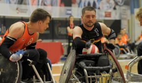 Kapitän Marco Herbst in Ballbesitz