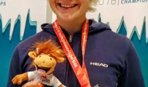 Emely Telle mit der Silbermedaille