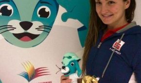 Elena Krawzow posiert mit dem Maskottchen