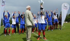 Schleswig-Holstein jubelt nach der Übergabe des Pokals
