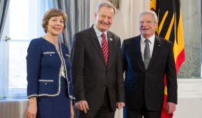 Friedhelm Julius Beucher zusammen mit Bundespräsident Joachim Gauck und dessen Lebensgefährtin Daniela Schadt
