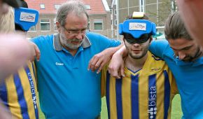 Trainer Peter Gössmann im Kreis seiner Spieler