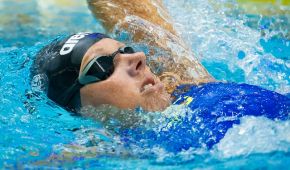 Verena Schott beim Rückenschwimmen