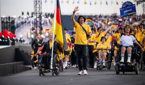 Edina Müller und Martin Schulz führen das deutsche Team bei der Eröffnungsfeier der Paralympics mit der Fahne an