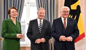 Gruppenfoto beim Neujahrsempfang im Schloss Bellevue mit Elke Büdenbender, Friedhelm Julius Beucher und Frank-Walter Steinmeier