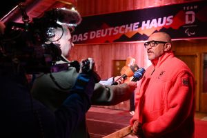 Idriss Gonschinska im Interview vor dem Deutschen Haus in Cortina