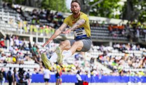 Weitspringer Andreas Walser steht in der Luft.