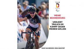 Maike Hausberger ballt die Faust und jubelt beim Überqueren der Ziellinie