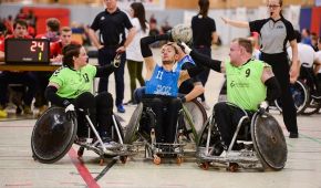 Drei Rollstuhlrugby-Spieler kämpfen um den Ball