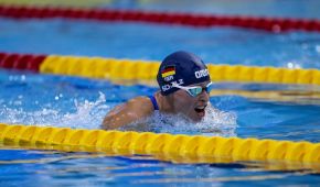 Tanja Scholz im Wasser beim Brustschwimmen