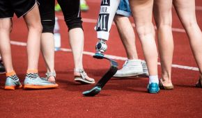Menschen mit und ohne Prothese auf einer Laufbahn