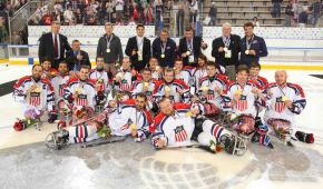 Siegerfoto: USA bei Ice-Sledge-Hockey WM 2015
