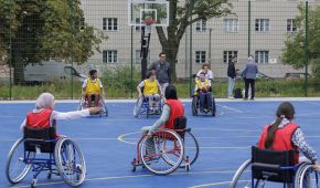 Kinder beim Rollstuhlbasketball spielen