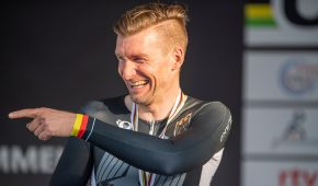 Matthias Schindler jubelt bei der Siegerehrung über Silber