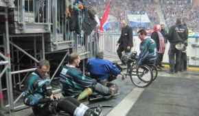 Das SledgeTeamBerlin vor seinem Auftritt bei den Eisbären