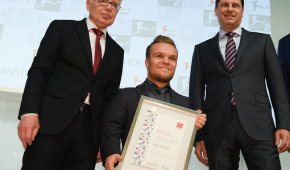 Niko Kappel mit DFL-Geschäftsführer Christian Seifert (r) und DFL-Präsident Reinhard Rauball (l)