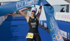 Nora Hansel beim Zieleinlauf
