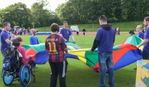 Kinder spielen mit dem Schungtuch