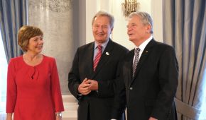 Daniela Schadt, DBS-Präsident Friedhelm Julius Beucher und Bundespräsident Joachim Gauck beim Neujahrsempfang im Schloss Bellevue.