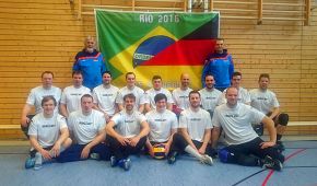 Deutsche Sitzvolleyball Nationalmannschaft vor der Deutschen und Brasilianischen Flagge