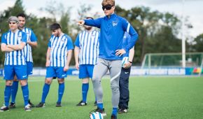 Blindenfußball gibt's jetzt auch bei Hertha BSC: Hertha-Profi Maximilian Mittelstädt war zu Gast beim Training