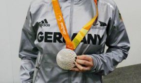 Natascha Hiltrop mit ihrer Silbermedaille