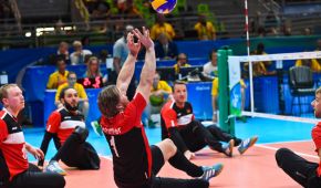 Alexander Schiffler pritscht den Ball in Vorbereitung auf einen Angriff