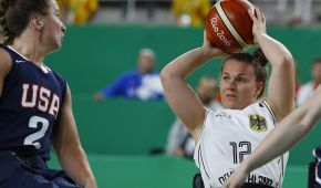 Annabel Breuer erkämpft sich den Ball
