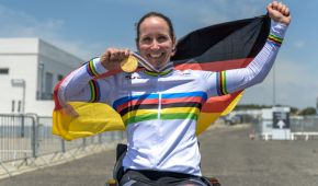 Annika Zeyen freut sich mit der Deutschlandfahne und ihrer Goldmedaille