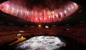 Die Eröffnungsfeier der Paralympics 2021 in Tokio. Bild aus dem Stadion mit Blick auf das Feuerwerk.
