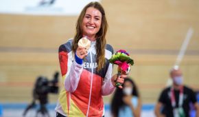 Denise Schindler zeigt ihre Bronzemedaille