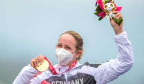 Annika Zeyen mit der Goldmedaille