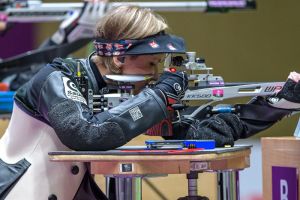 Para Sportschützin Natascha Hiltrop am Anschlag beim Schießen.