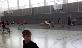 Kinder des SLBZ beim Rollstuhlbasketball