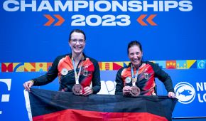 Britta Wend und Katharina Krüger mit der Deutschlandfahne und ihren Medaillen vor dem EPC Schriftzug.