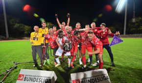 Jubelfoto der Mainzer Mannschaft bei der Übergabe der Meisterschale