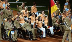 Heiko Kröger führt die deutsche Mannschaft bei den Paralympics 2004 in Athen ins Stadion
