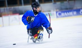 Sledgehockey-Spieler auf dem Eis