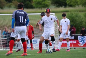 Ein Spieler der Blindenfußball-Nationalmannscaft dribbelt mit dem Ball